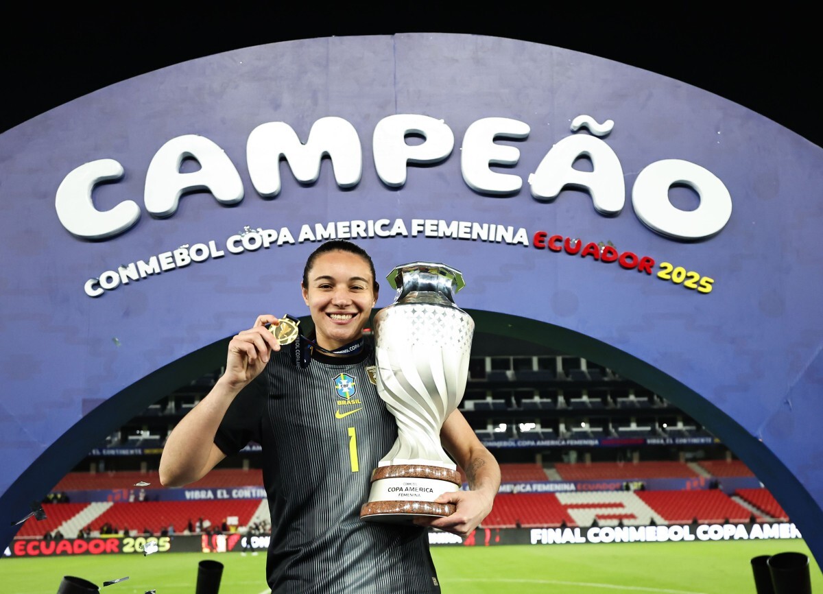 Lorena &eacute; eleita a 5&ordf; melhor goleira do mundo na Bola de Ouro