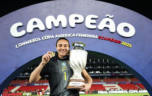 Lorena &eacute; eleita a 5&ordf; melhor goleira do mundo na Bola de Ouro