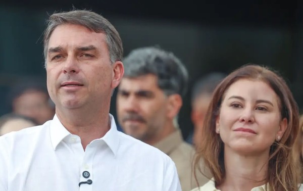 Coluna Magnavita | Deixar o Brasil para n&atilde;o ser calado pelo STF foi o motivo da ida de Fl&aacute;vio para os EUA