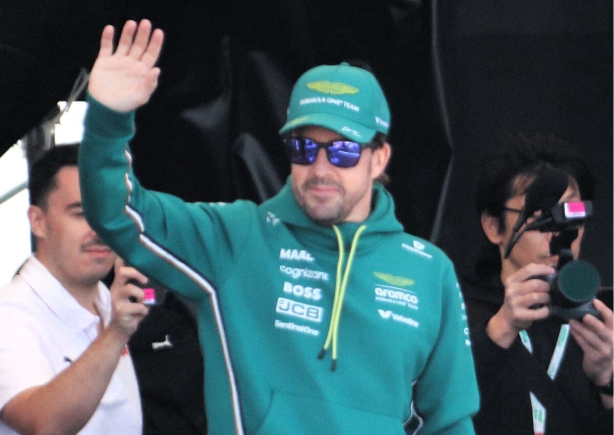 Fernando Alonso alfineta Alex Albon