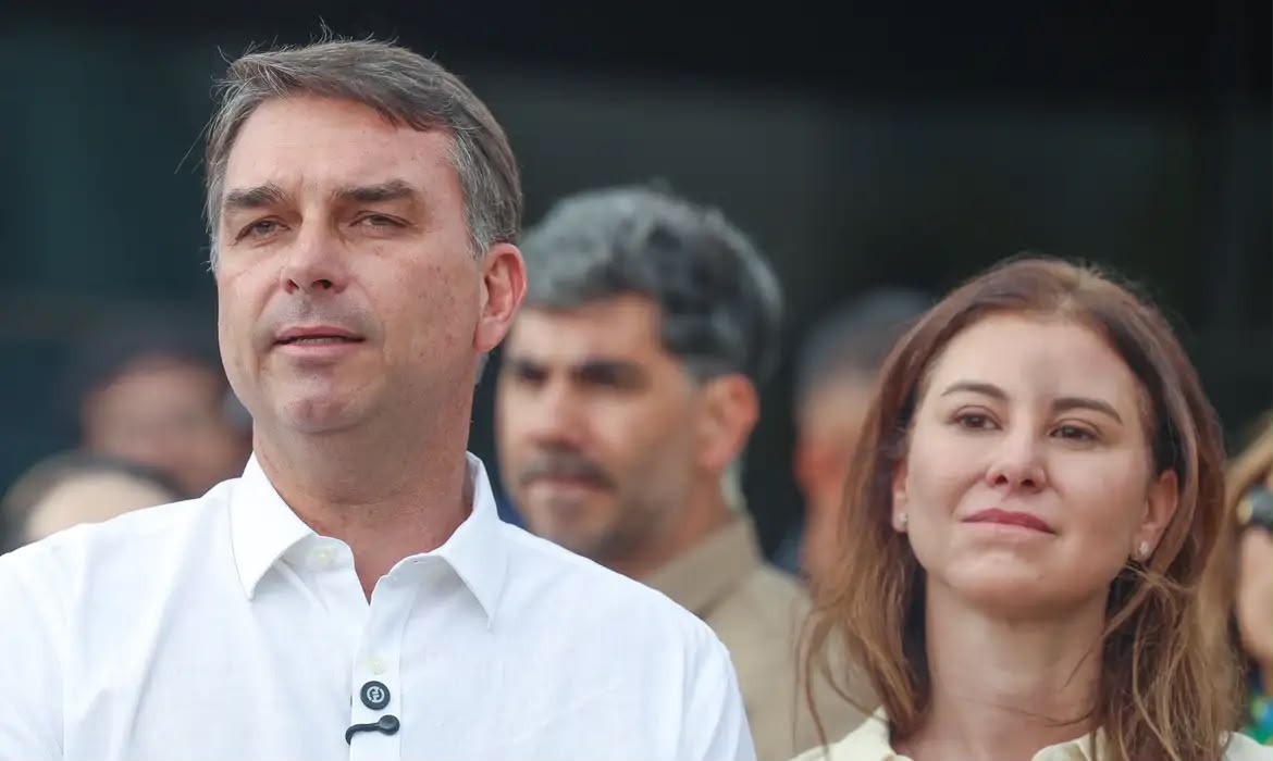 Coluna Magnavita | Deixar o Brasil para n&atilde;o ser calado pelo STF foi o motivo da ida de Fl&aacute;vio para os EUA