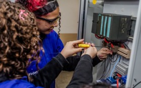 Alunos de cursos t&eacute;cnicos ganham aux&iacute;lio
