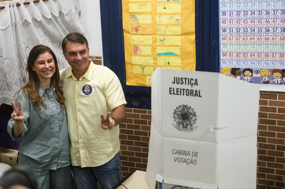 Nos Estados Unidos ap&oacute;s fuga, Fl&aacute;vio Bolsonaro conceder&aacute; entrevista