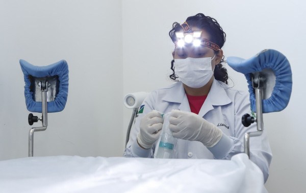 Sa&uacute;de do DF oferece teste que rastreia c&acirc;ncer do colo do &uacute;tero